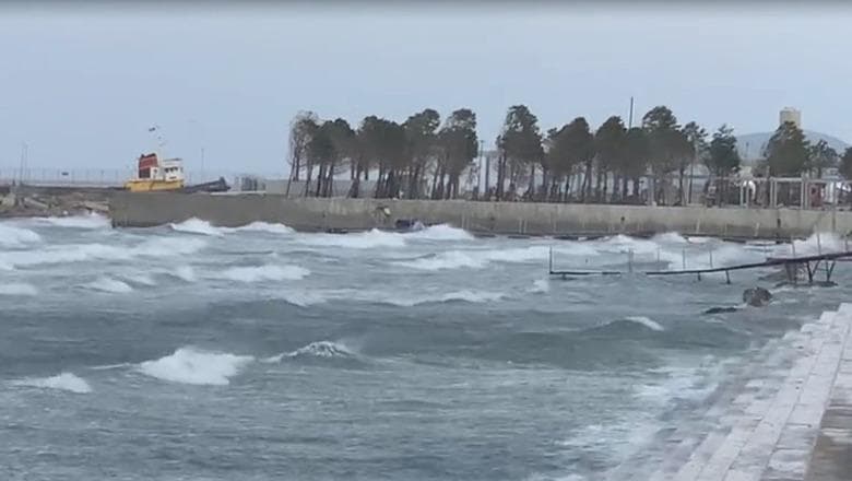 Erë e fortë dhe dallgë deri në 3.5 metra, Kapiteneritë bllokojnë lundrimin e mjeteve të vogla në Vlorë e Sarandë