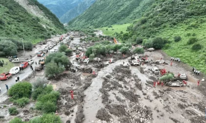 Përroi malor rrëmben kampistët, të paktën 10 të vdekur në Kinë