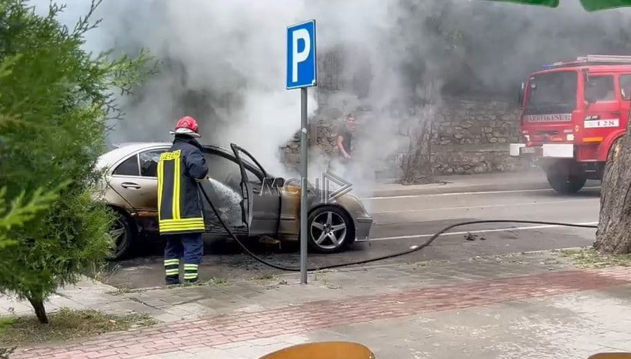 Shkrumbohet nga flakët një automjet në aksin Kuç-Qeparo, nuk ka të lënduar 