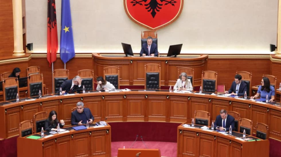 Maxhoranca miraton ligjin për mbrojtjen e tokës bujqësore, Braçe voton kundër