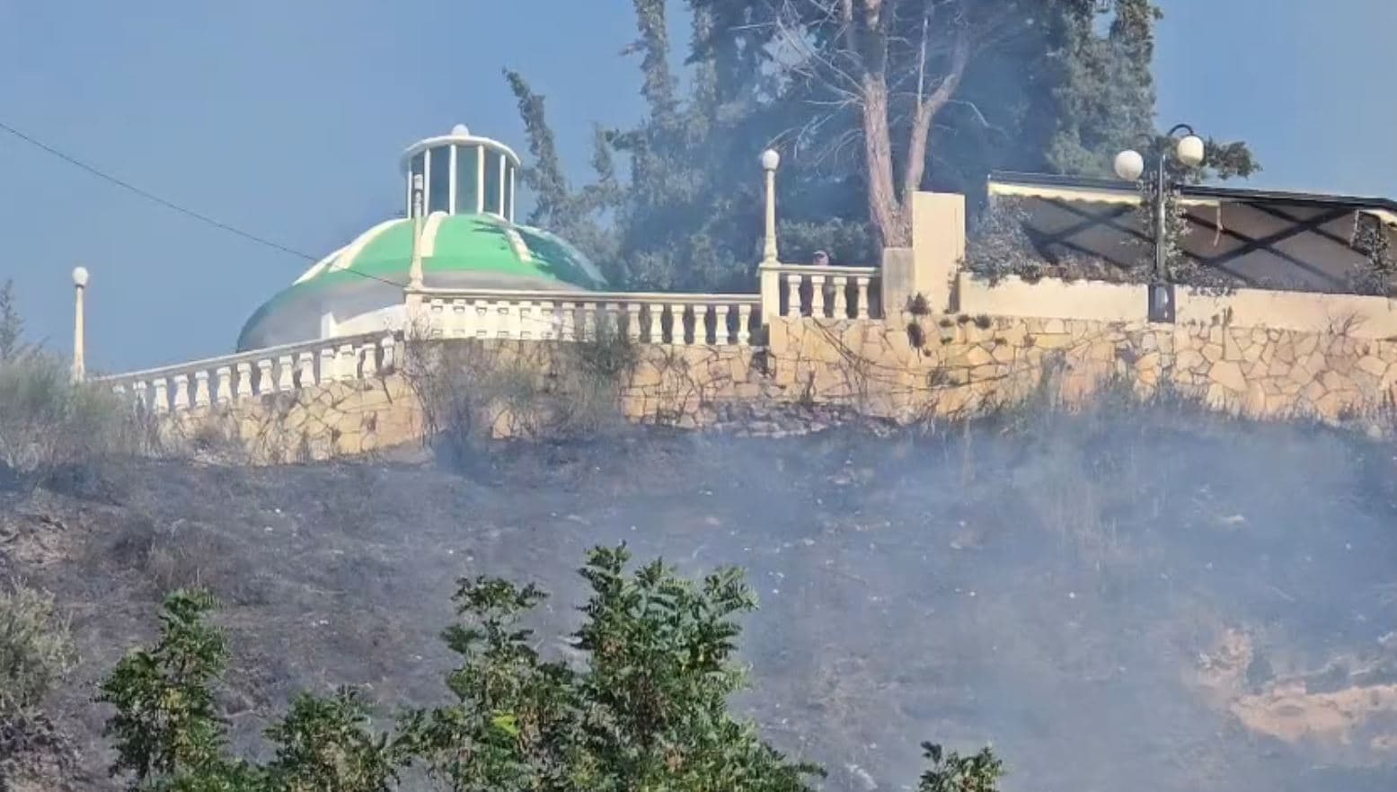 Vlorë, zjarri përfshin kodrën e Kuzum Babasë (VIDEO)
