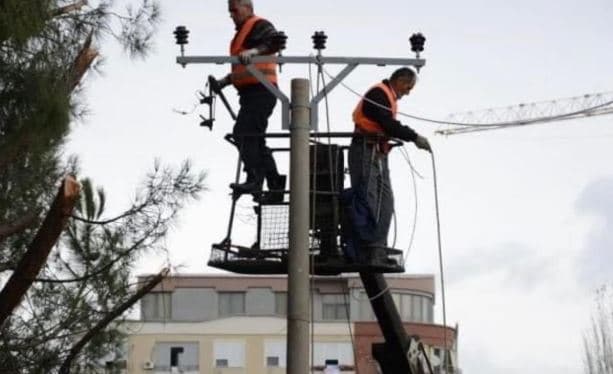 Shëngjini prej orësh në errësirë, mungesa e energjisë elektrike paralizon bizneset në kulmin e sezonit turistik