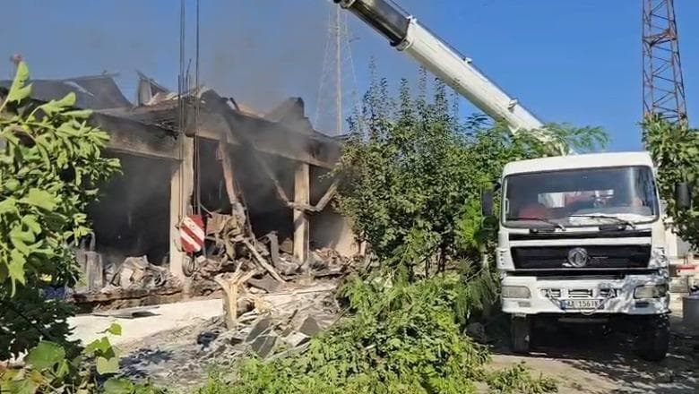 Durrës/ Dogji barishte, por zjarri doli jashtë kontrollit dhe përfshiu një magazinë, arrestohet 38-vjeçari
