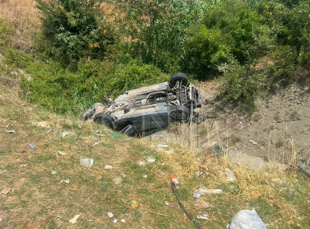 Makina bie në greminë në Gramsh, plagosen dy persona
