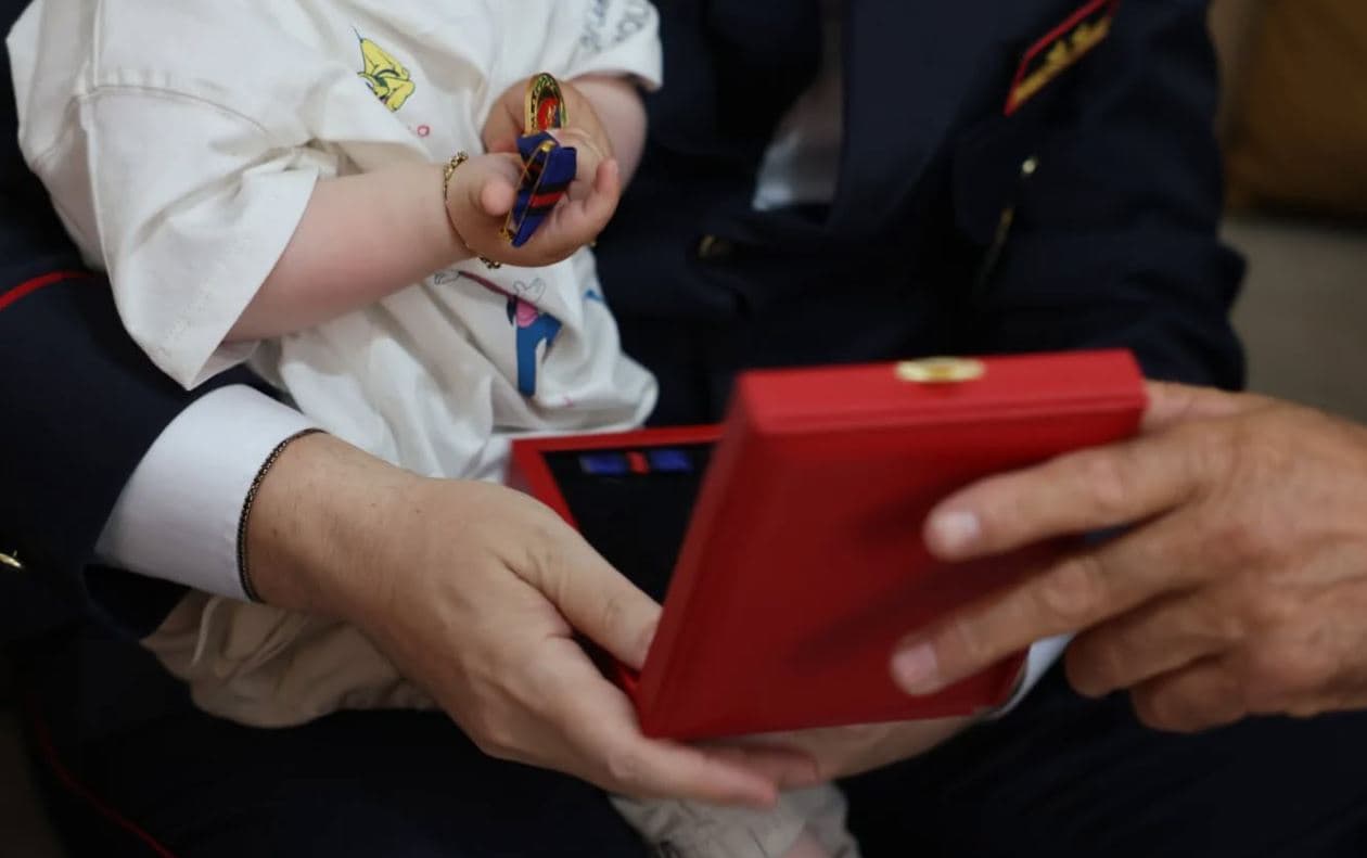 Polici Enea Mekolli u vra në aksion, Kryepolici Hita i dorëzon familjes medaljen e mirënjohjes