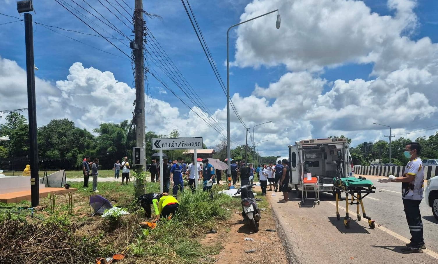 Një fëmijë i përplas me kamion, humbin jetën 8 murgj budistë, 20 të plagosur
