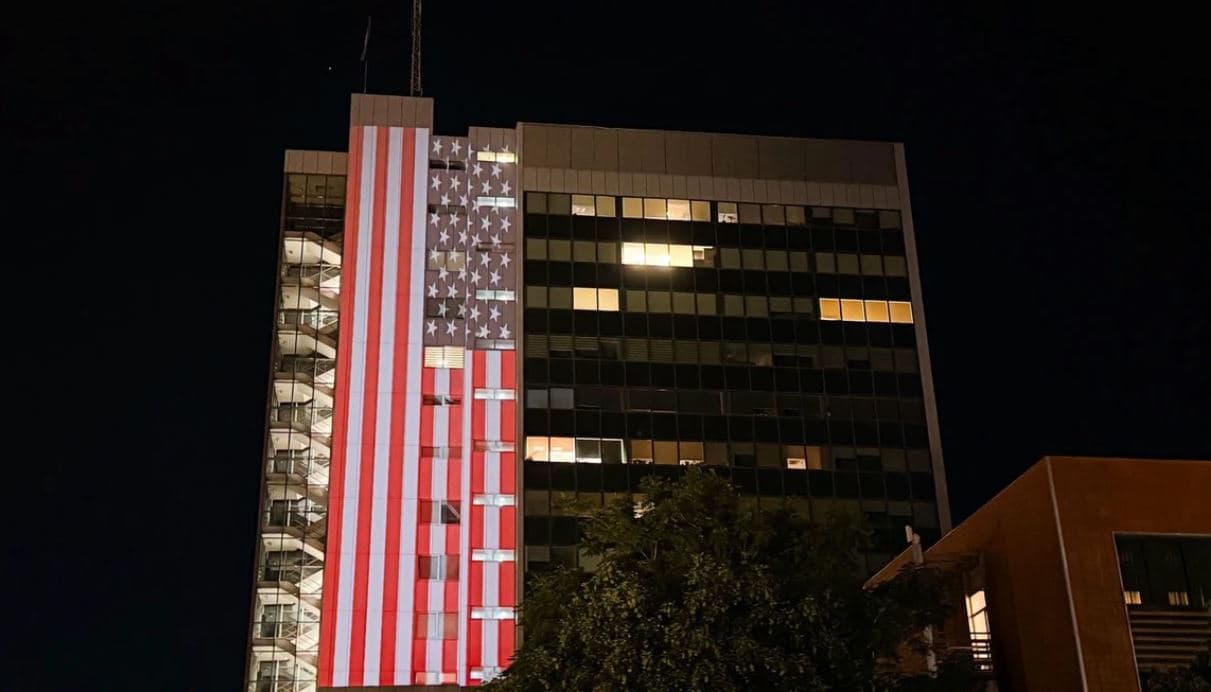     Ndërtesa e Qeverisë ndriçohet me ngjyrat e flamurit amerikan, Kurti uron SHBA-në në Ditën e Pavarësisë
