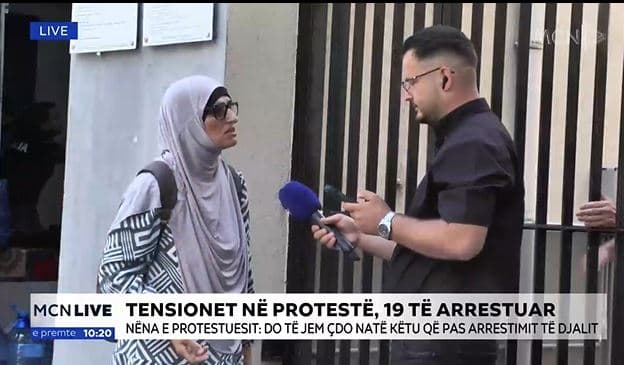 Tensionet në protestë, nëna e të ndaluarit: Më ka dhimbur në shpirt si e arrestuan djalin, i janë vërsulur si hienat 