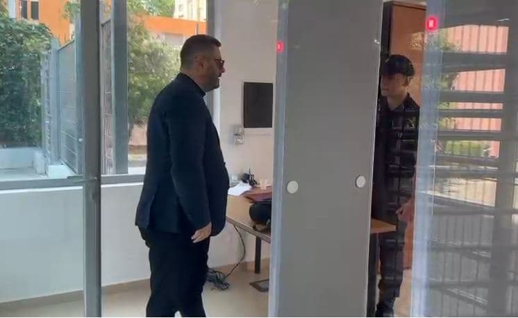 Sot seanca ndaj kryebashkiakut Veliaj, mbërrin në GJKKO avokati Plarent Ndreca