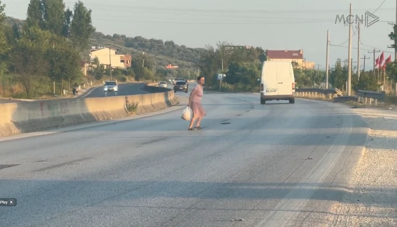  Këmbësorët, rrezik aksidentesh në autostradë/ Akset më problematike, Lushnjë-Rrogozhinë-Fier, mungesë mbikalimesh (VIDEO)