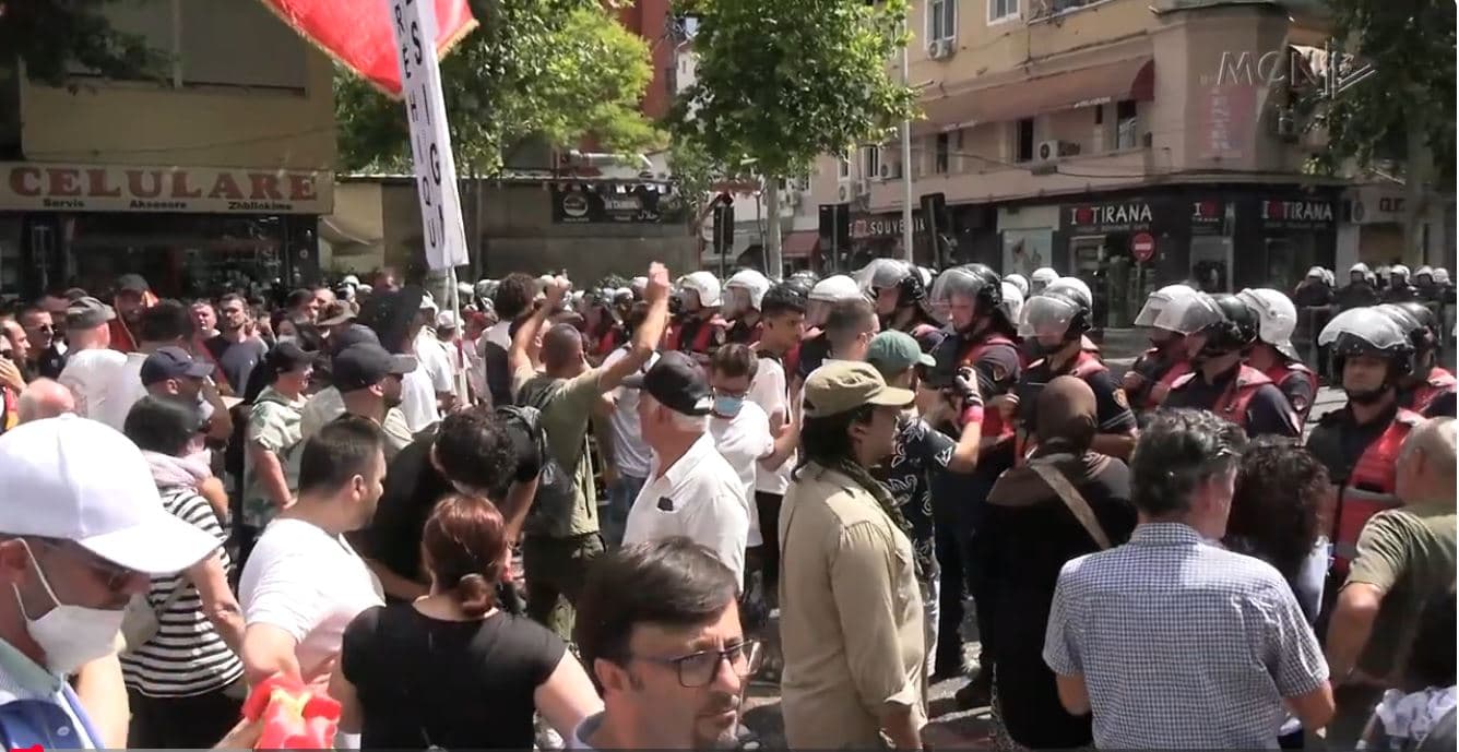 Protesta para Kuvendit, dhunë dhe gaz lotjellës. 17 protestues dhe policë në spital