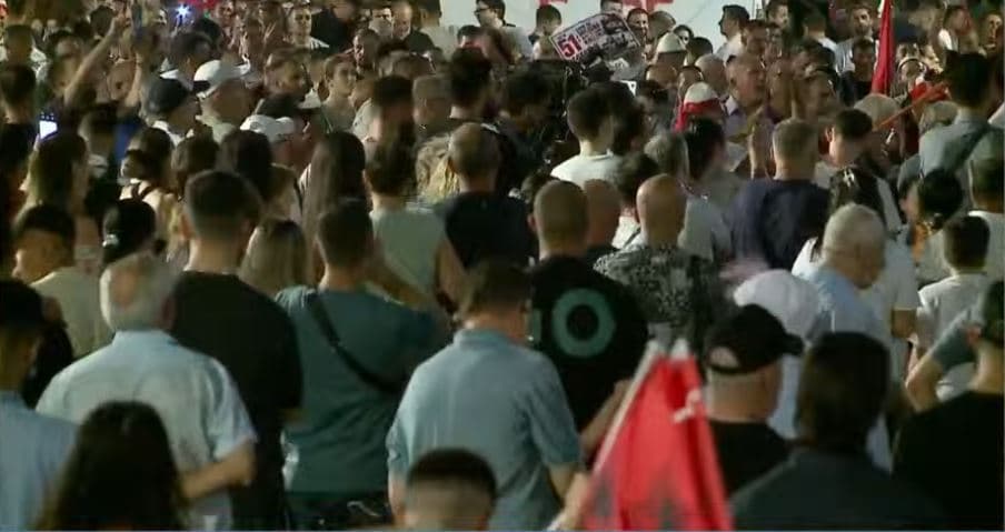 Dita e 51-të e protestës, qytetarët: Rama ka kthyer Shqipërinë në “tepsi për ta vjedhur”