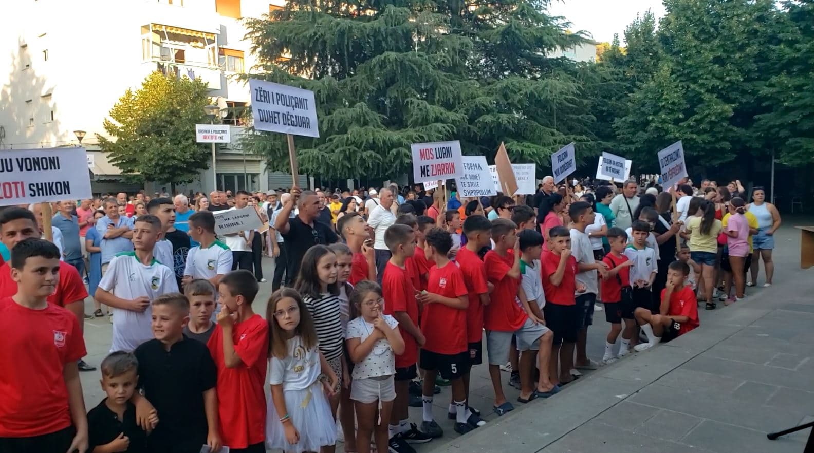 Poliçani kundër Reformës Territoriale, digjen teserat e PS-së. Kryetari i degës jep dorëheqjen