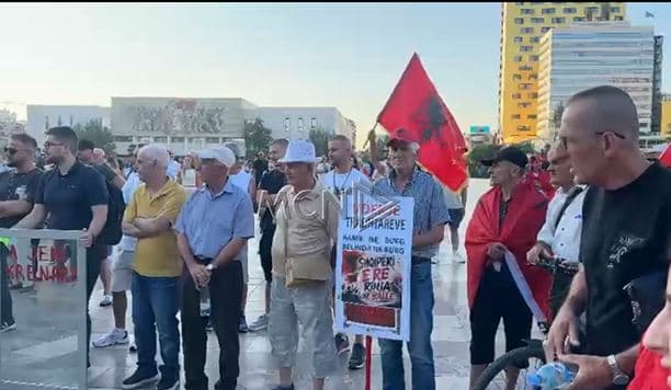 “Rama n’burg, Berisha n’burg”/ Protesta e 37-të, qytetarët mblidhen në Sheshin Skënderbej për të marshuar drejt Kryeministrisë (VIDEO)