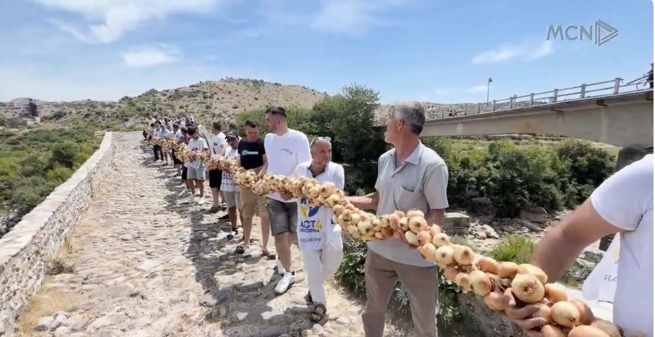Vargu i qepëve 110 m mbi Urën e Mesit sjell në vëmendje kulturën bujqësore të Postribës