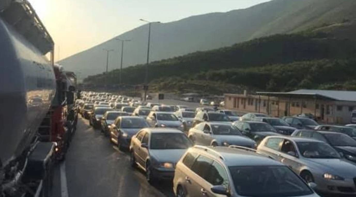 Fluks i lartë drejt Shqipërisë, autoritetet e Kosovës apelojnë qytetarët të zgjedhin alternativa për kalim