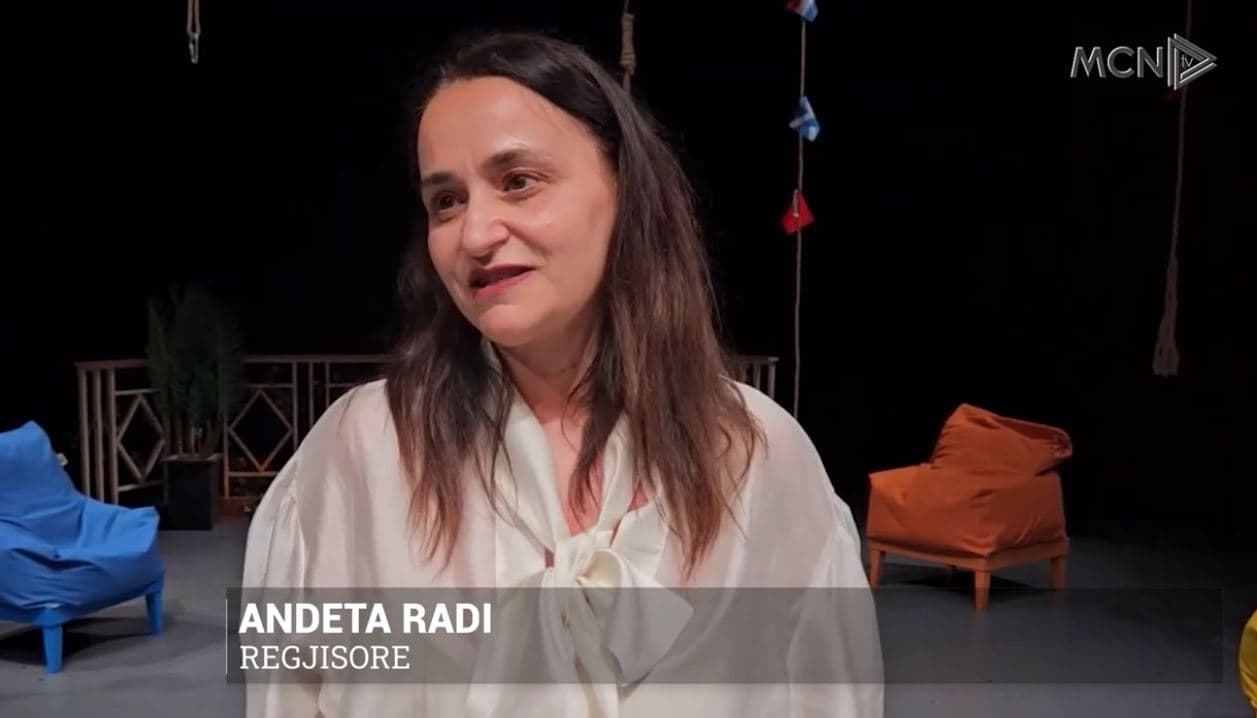 Komedia “8 persona +” në teatrin e Korçës/ Vepra e Ferdinand Radit rikthehet e ripunuar nga vajza e tij Andeta (VIDEO)