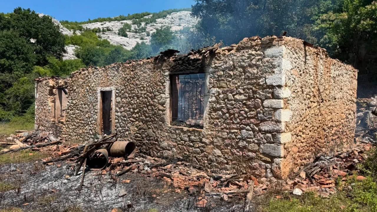 Shkodër/ Digjet shtëpia, vdes nëna me dy fëmijët 1 dhe 3 vjeç (VIDEO)