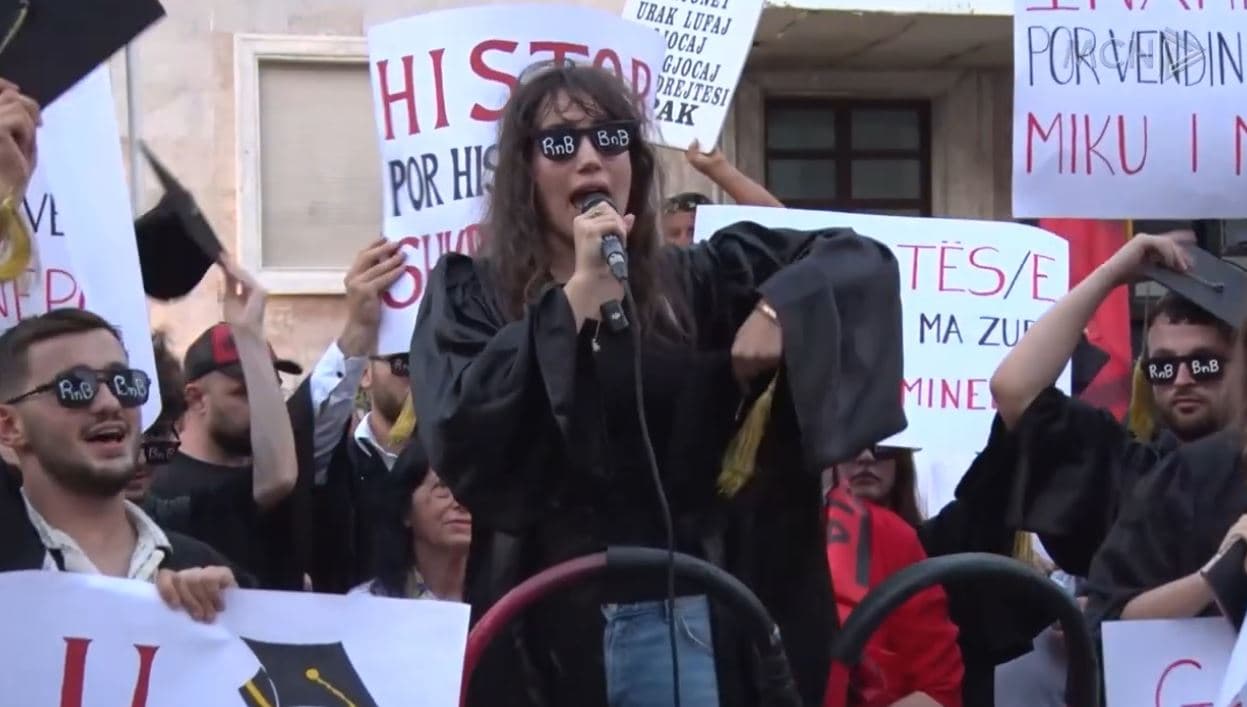 “Pelerinat e diplomimit” në protestën e 47-të/ Studentët paralajmërojnë bojkot të universiteteve (VIDEO)