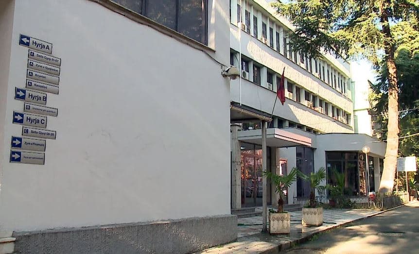 21 të arrestuarit e protestës mbërrijnë në Gjykatën e Tiranës, aktivistët kërkojnë lirimin e tyre