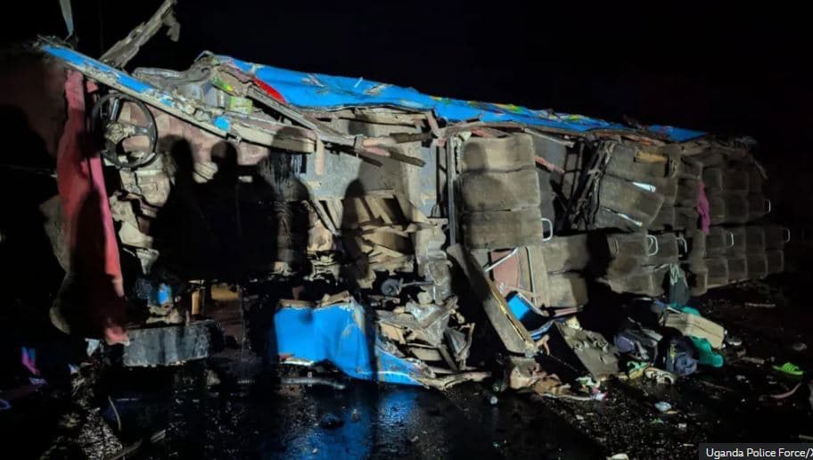 Aksidentohet autobusi shkollor në Ugandë, të paktën 20 nxënës humbin jetën