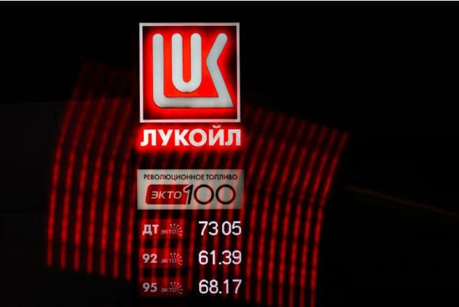 Rusia pezullon eksportet e naftës pas sulmeve ukrainase ndaj rafinerive