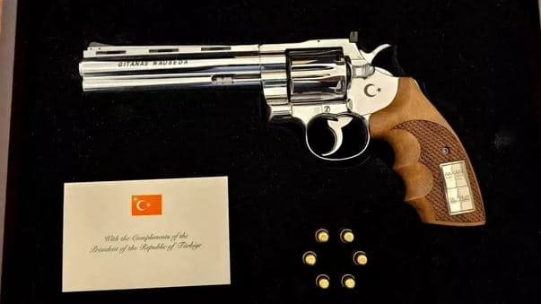 Samiti i NATO-s, Erdogan u dhuron liderëve revole me fishekë 