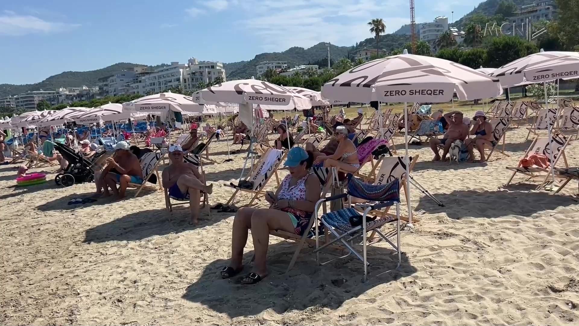 Vlorë, rritet frekuentimi i plazhit pa pagesë / Kryesisht pensionistët: Nuk përballojmë dot çmimet 700-1500 lekë te privati (VIDEO)