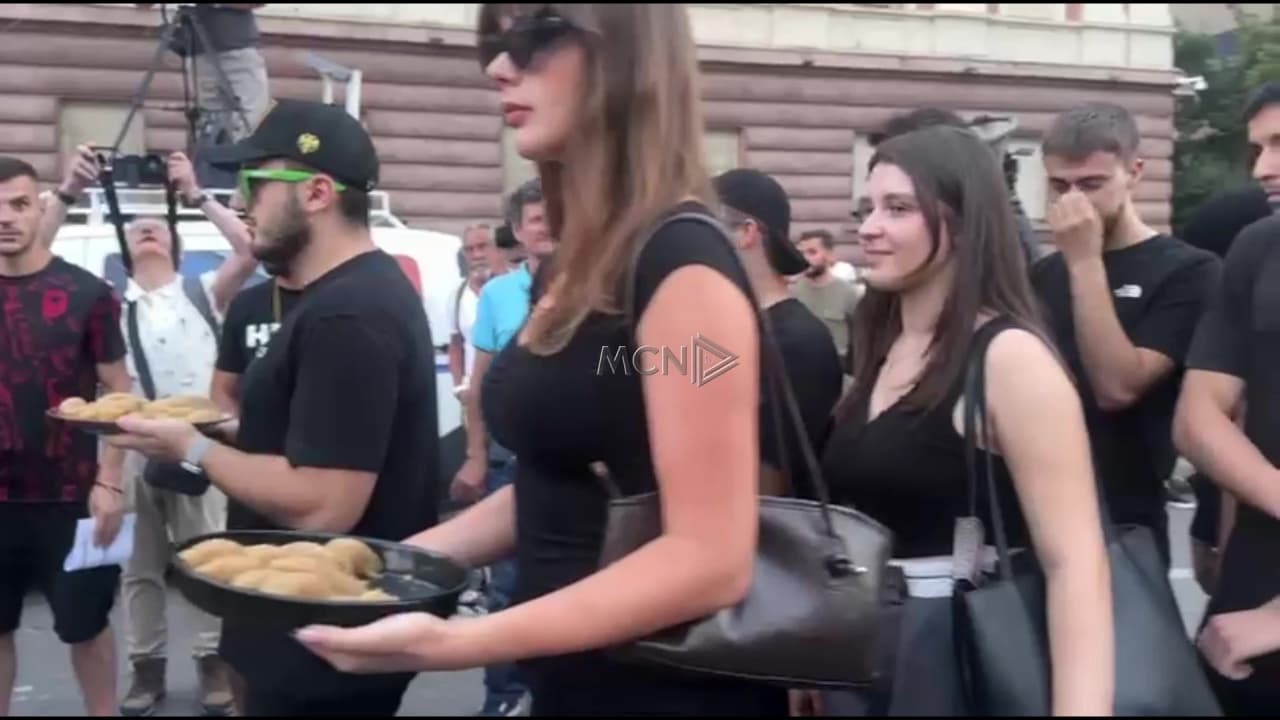 Dita e 40-të e protestës/ Të rinjtë me hallvë para kryeministrisë: Mesazh për "fundin politik" të Ramës