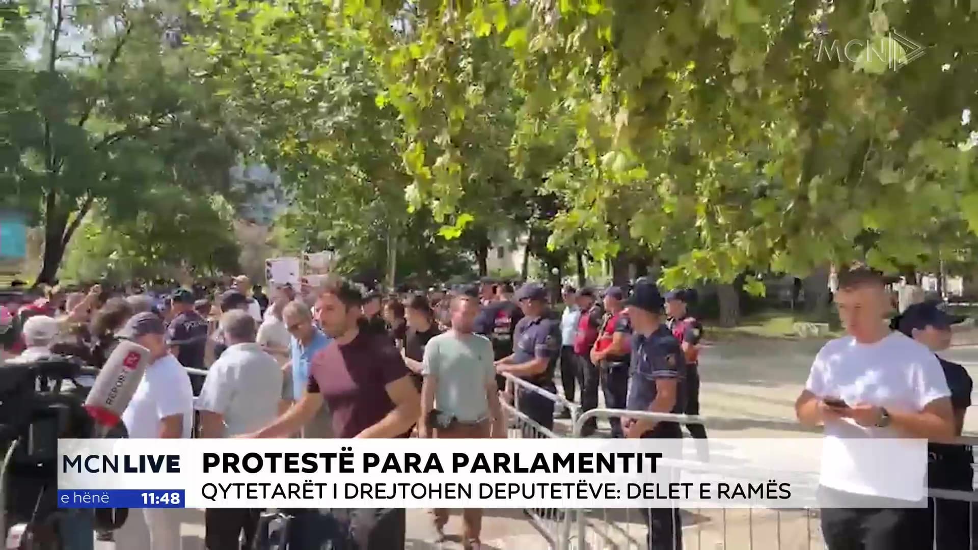Protesta para Parlamentit, policia zhvendos protestuesit jashtë rrethimit me gardh metalik