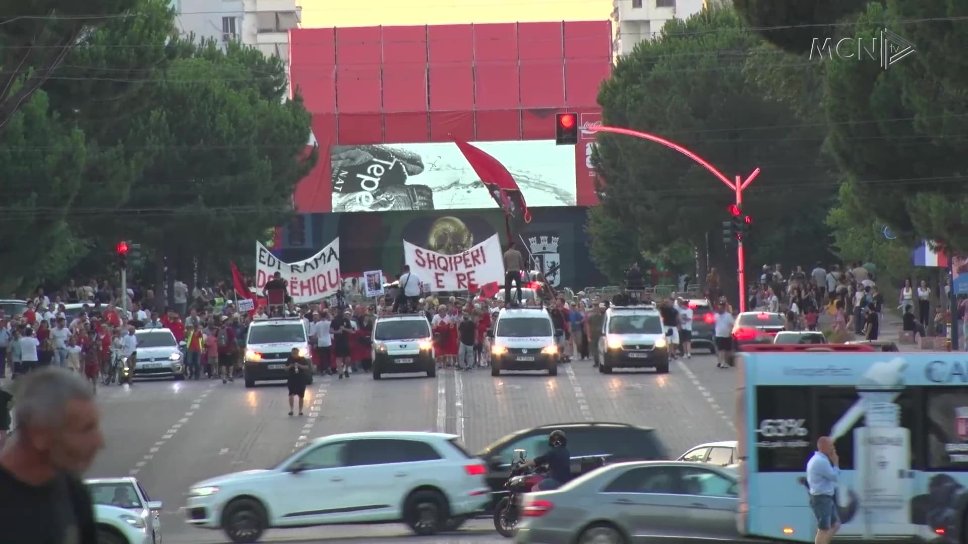 “Rezistenca nuk do të ndalet”! / Protestuesit: 50 ditë në shesh, qytetarët vranë frikën! (VIDEO)