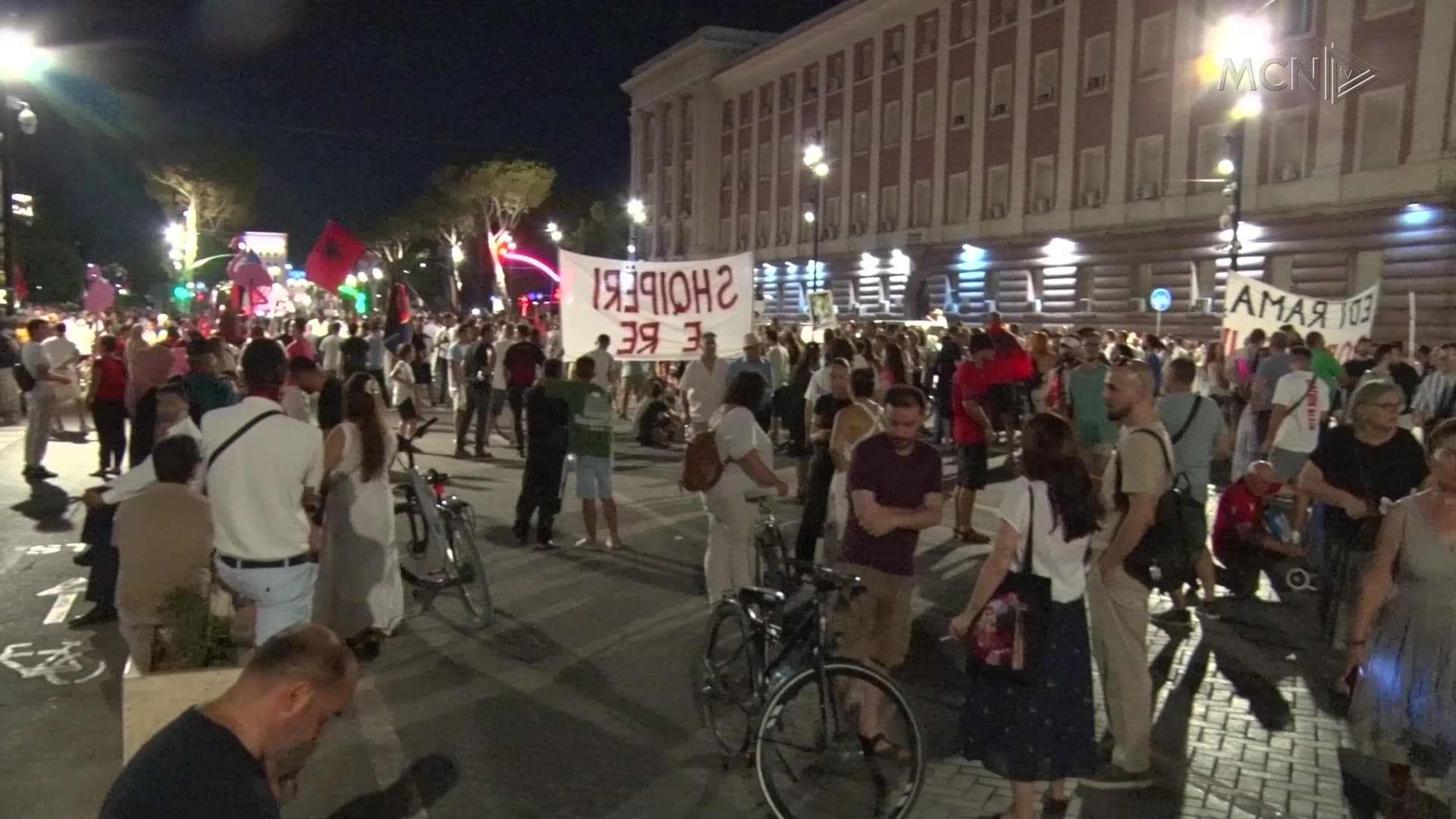 “Lëvizja më e madhe që nga 1991” / Dita e 51 e protestës, mediet e huaja jehonë (VIDEO)