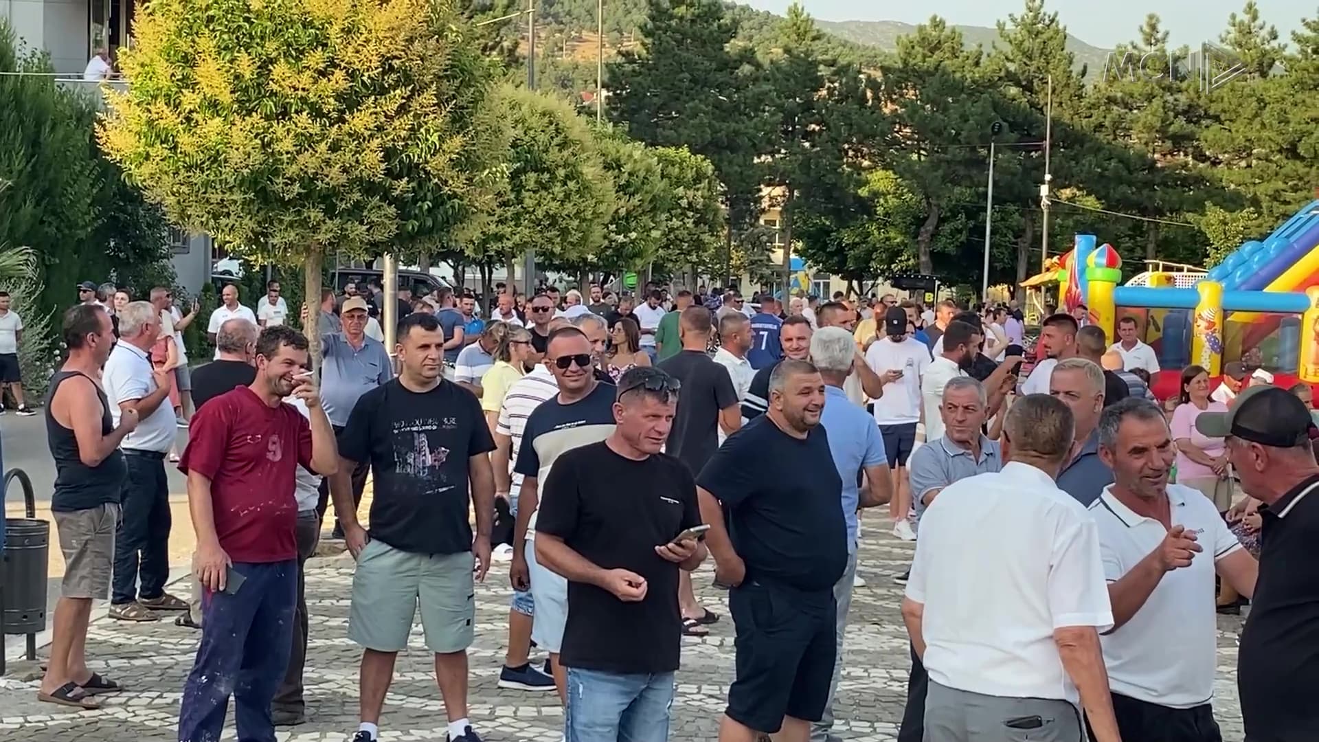 Prrenjasi kundër bashkimit me Librazhdin / Banorët peticion dhe protestë: Taulant Balla, o tradhtar! (VIDEO)