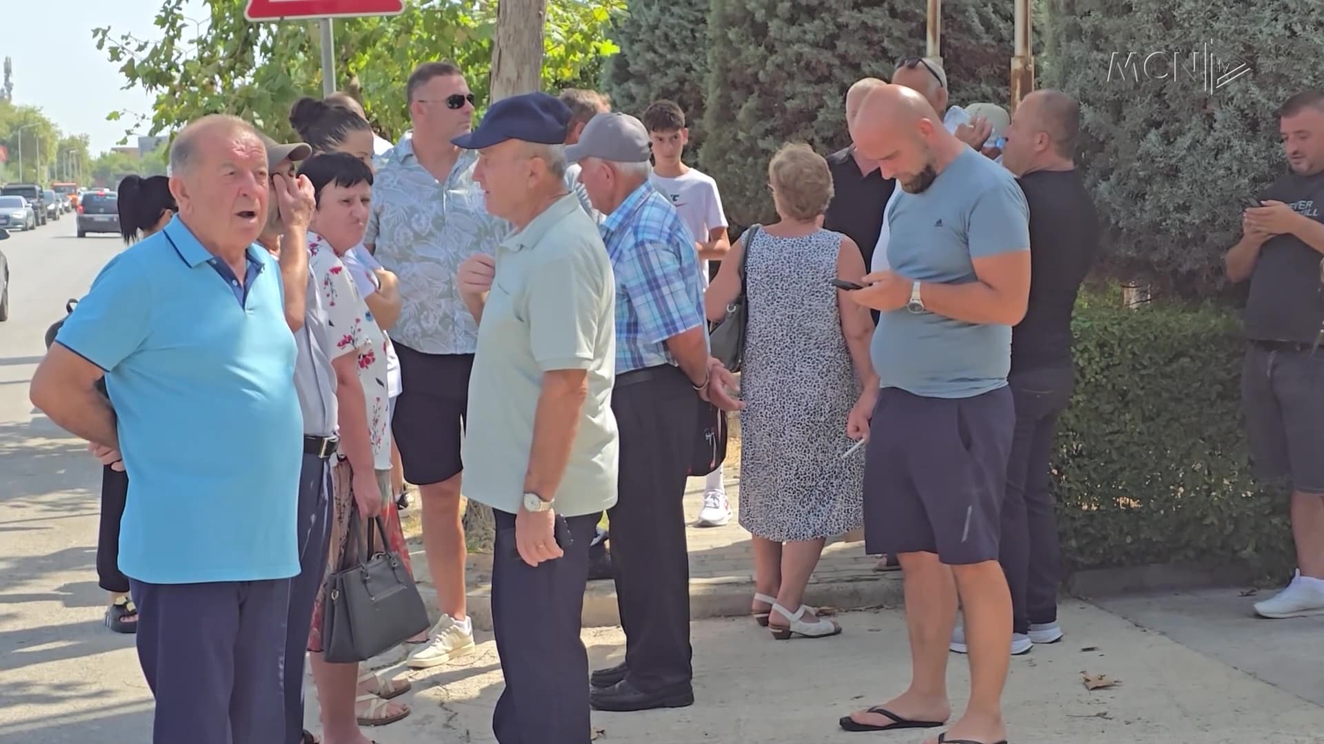 “Bankers” nuk u jep lekët e qirasë / Banorët e Patos-Marinzës në protestë: Të respektohen kontratat (VIDEO)