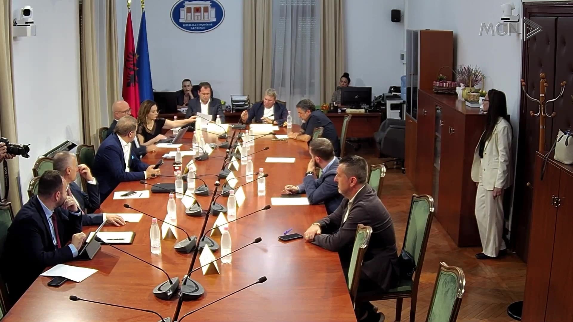 “Hitaj shmangu përgjegjësinë” / Mungesa e kryepolicit shtyn seancën e Reformës zgjedhore (VIDEO)