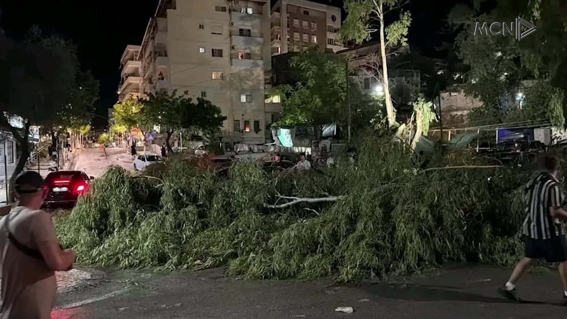 Stuhia godet jugun e vendit / Një elektricist humb jetën, shkaktohen dëme të mëdha materiale (VIDEO)