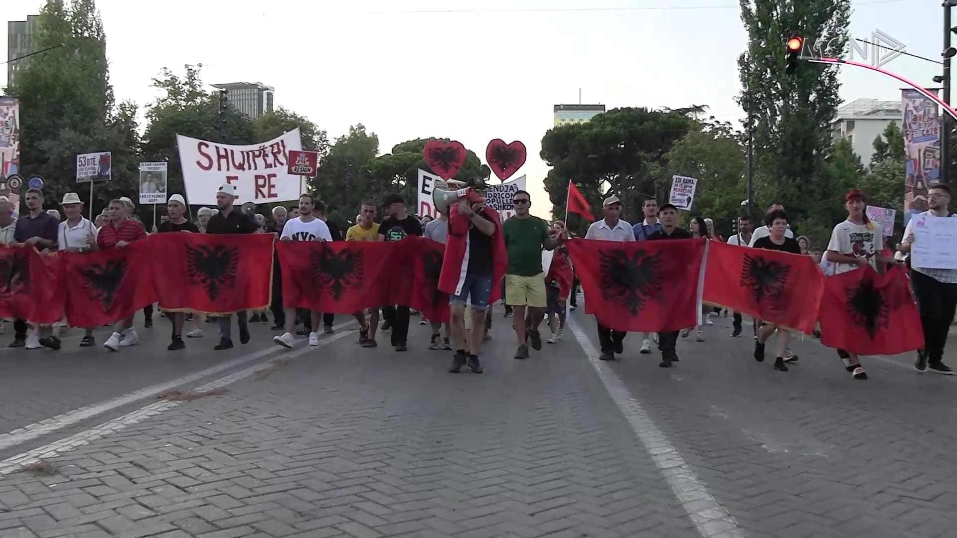53 ditë dhe pikë të fituara / Përmes inskenimit të rinjtë “sollën” deputetët në protestë (VIDEO)
