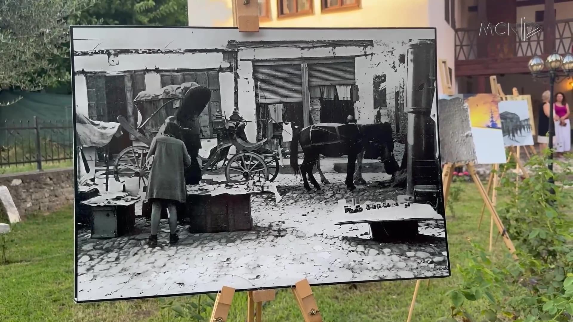 “Elbasani në shekullin XX” / Çelet ekspozita, veshjet tradicionale vijnë përmes fotografisë (VIDEO)
