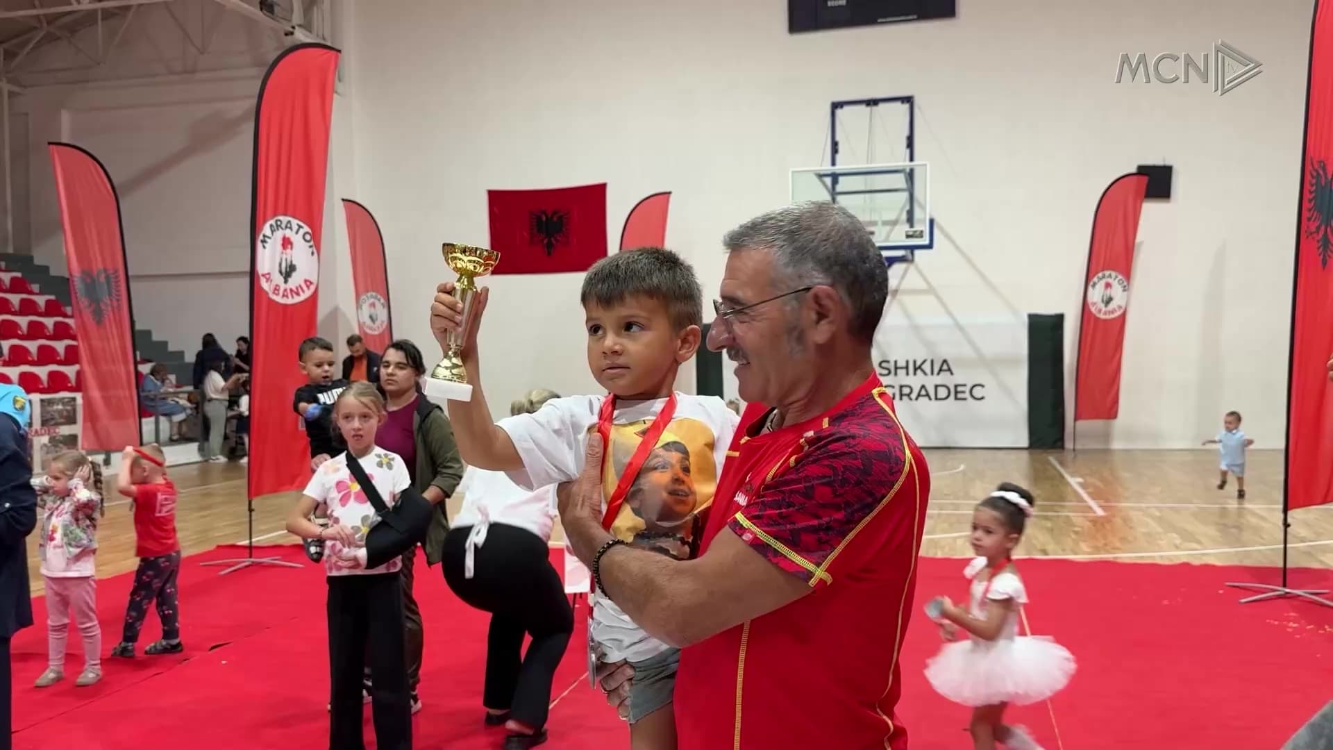 Gara “këmbadorazi” e të vegjëlve / 60 fëmijë u bënë pjesë e maratonës në Pogradec (VIDEO)