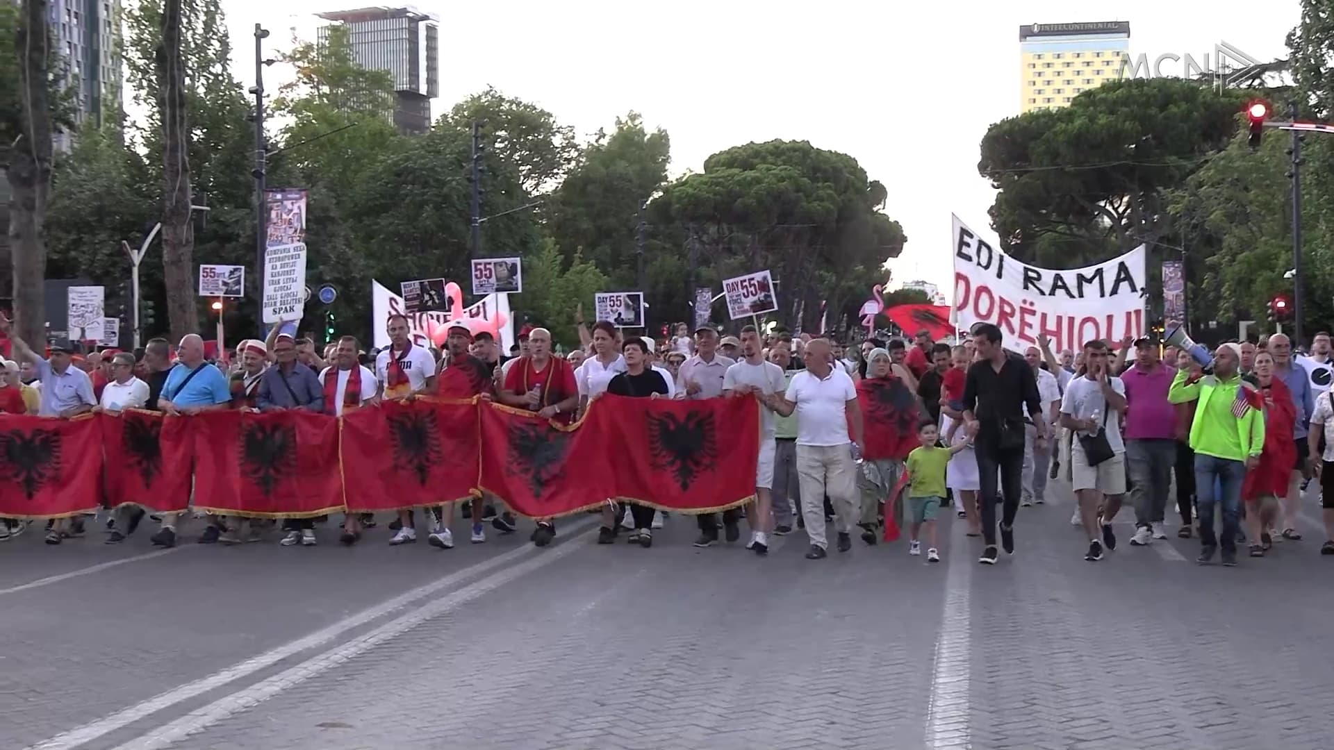 “Refuzojmë aleancën me Ramën” / E 55-ta ditë në shesh, qytetarët kërkojnë largimin e kryeministrit (VIDEO)
