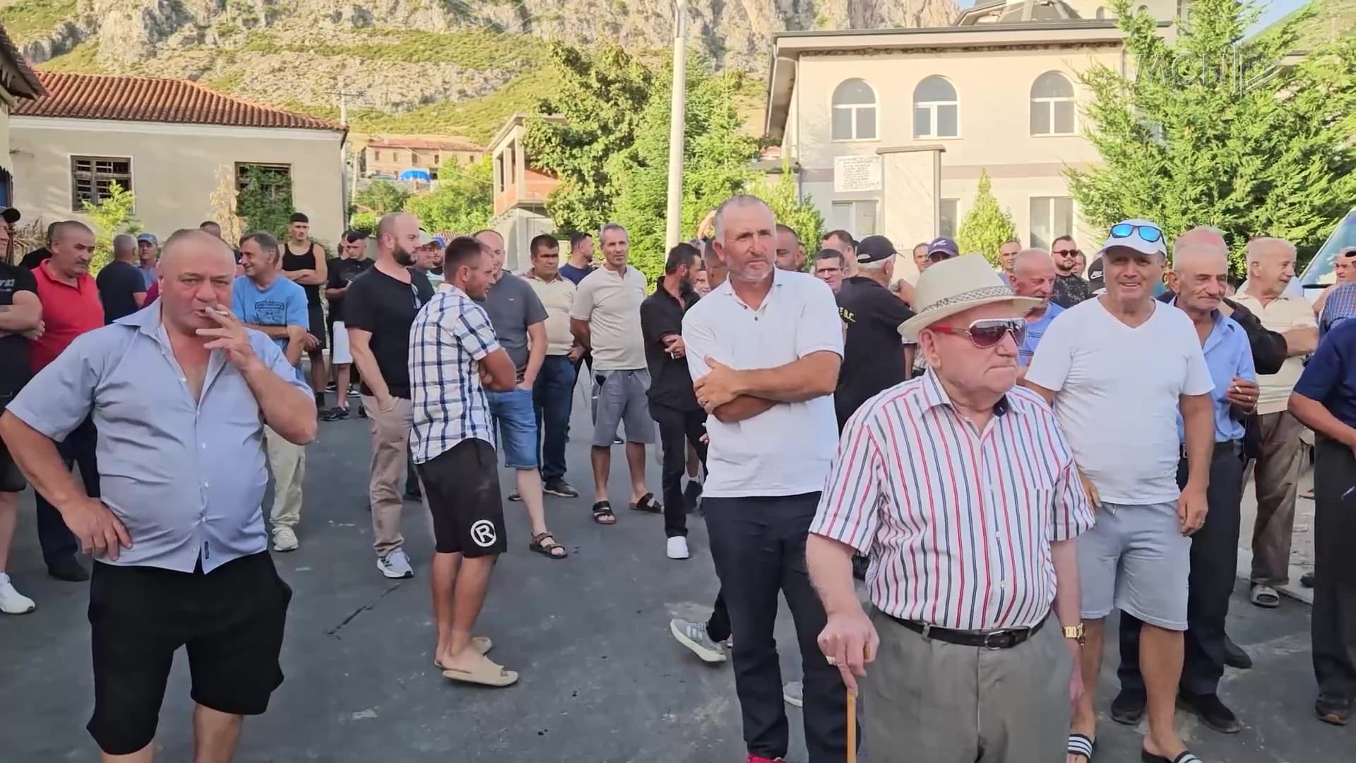 Ujësjellësi i ri, investim i dështuar / Maliq, fshati Zvezdë mbetet sërish pa ujë, banorët në protestë (VIDEO)