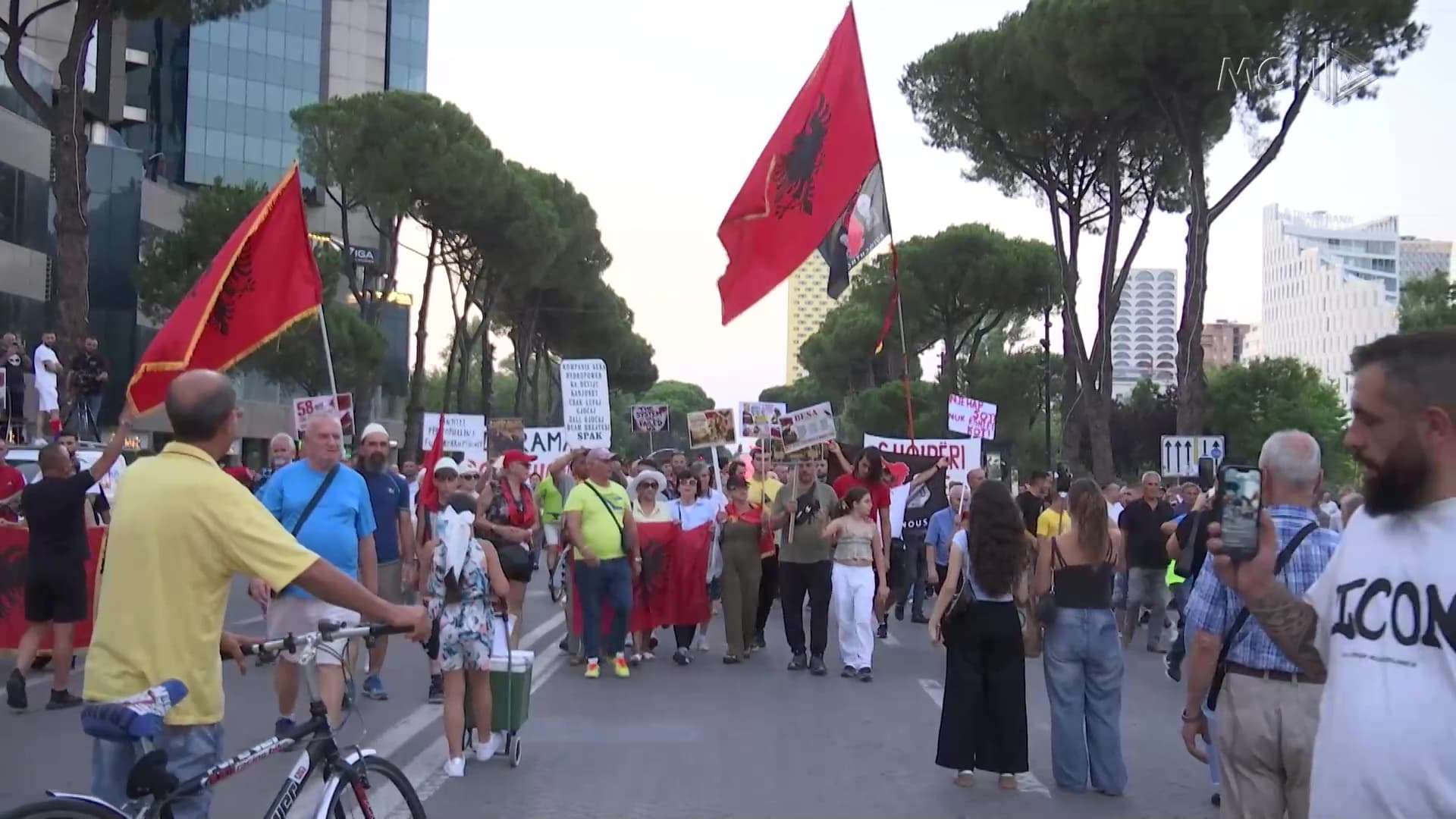 “Ndalni dhunën!” / 58 ditë protestë, qytetarët: Rama i frikësuar, po përdor policinë (VIDEO)