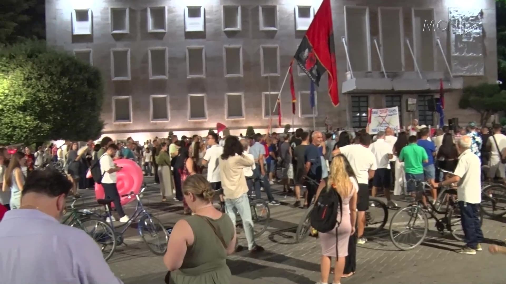 Dy muaj protestë kundër qeverisë / Qytetarët sjellin problemet në shesh (VIDEO)