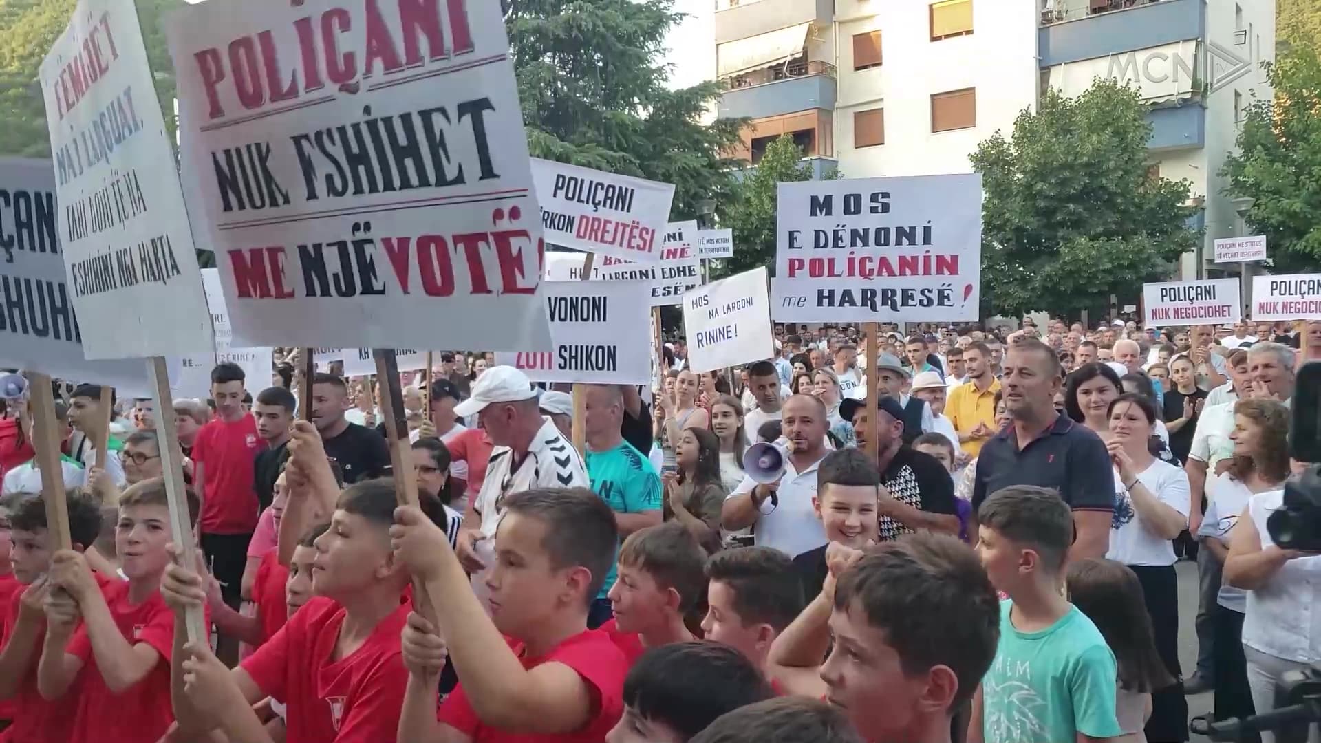 Në protestë kundër shkrirjes së bashkisë / Banorët e Poliçanit djegin teserat e PS-së, kryetari i degës jep dorëheqjen (VIDEO)