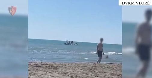 Vlorë/ Rrezikuan pushuesit duke lëvizur në afërsi të bregut, bllokohen dy mjete lundruese