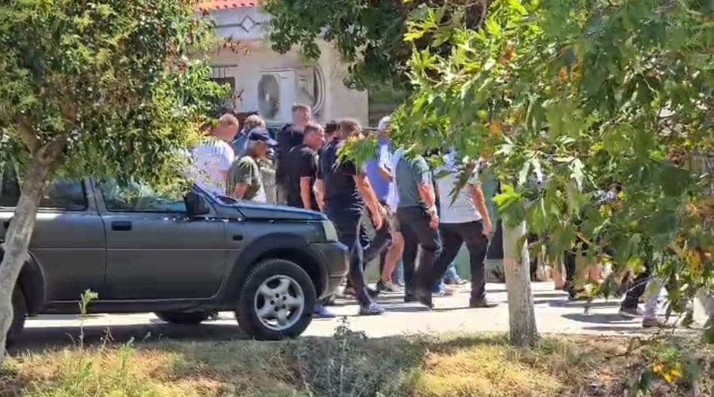 U vranë nga ish-dhëndri, familja Plaka hap dyert e mortit për çiftin 