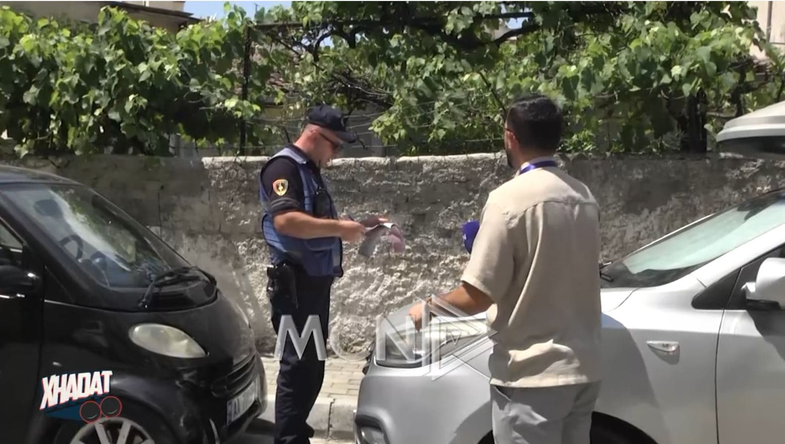 Tabela rrugore te “Zonja Çurre”/ Bashkia Tiranë përgjigjet pas insistimit të gazetarit, por lë pa sqaruar kush vendosi tabelën që solli dhjetëra gjoba!
