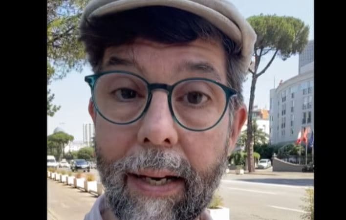 Studiuesi Fred Abrahams i bashkohet protestës në Tiranë: Numri i pjesëmarrësve, i lartë