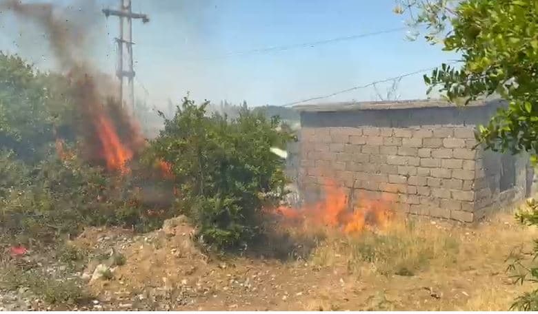 Zjarr në fshatin Pllanë të Lezhës, zjarrfikësit në terren për shuarjen e flakëve