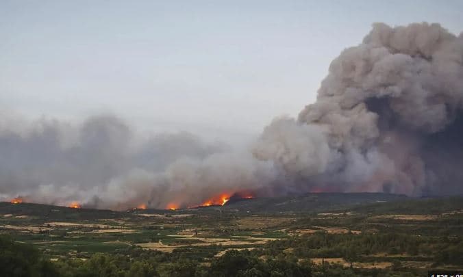 Zjarret përfshijnë jugun e Francës, mbi 900 hektarë e djegur dhe qindra zjarrfikës në terren